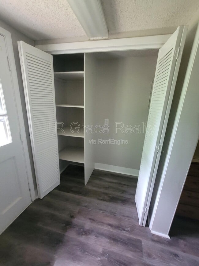 Building Photo - 2225 Charboneau Dr