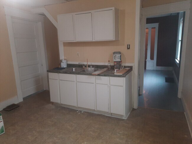 Kitchen - 2148 W Lee St