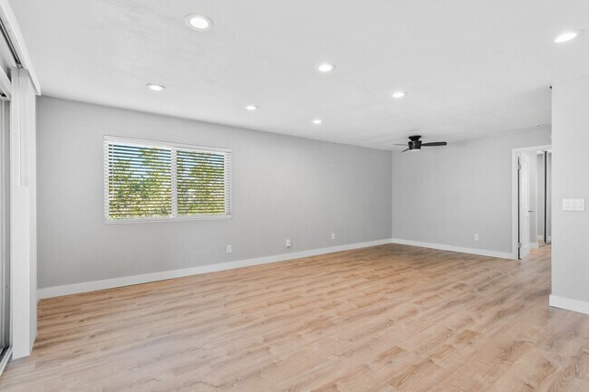 Building Photo - Pet Friendly & Remodeled 1BR Condo Near SDSU with Pool and Large Balcony