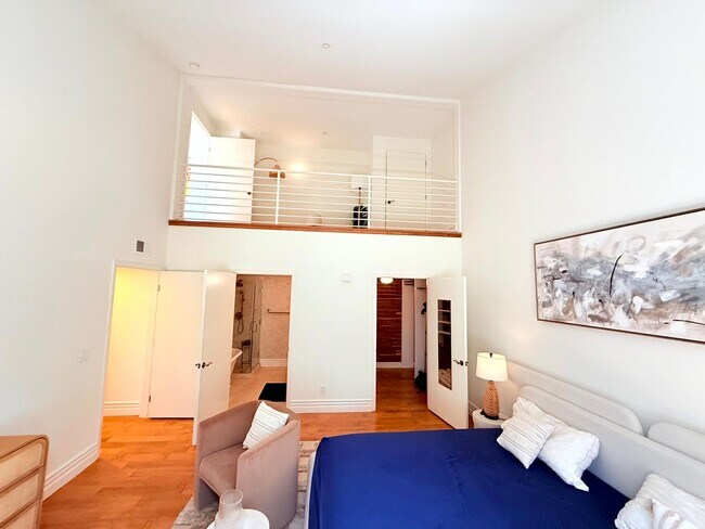 Building Photo - Sophisticated Bright & Spacious Furnished ...