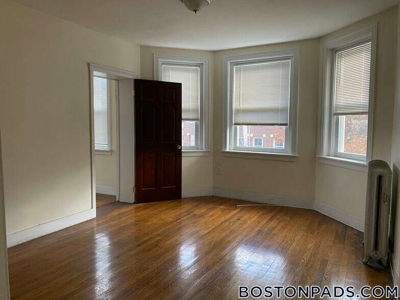 Building Photo - 248 Kelton St