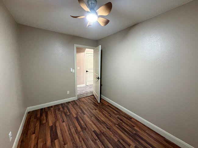 Building Photo - SPACIOUS TOWNHOME FOR RENT!