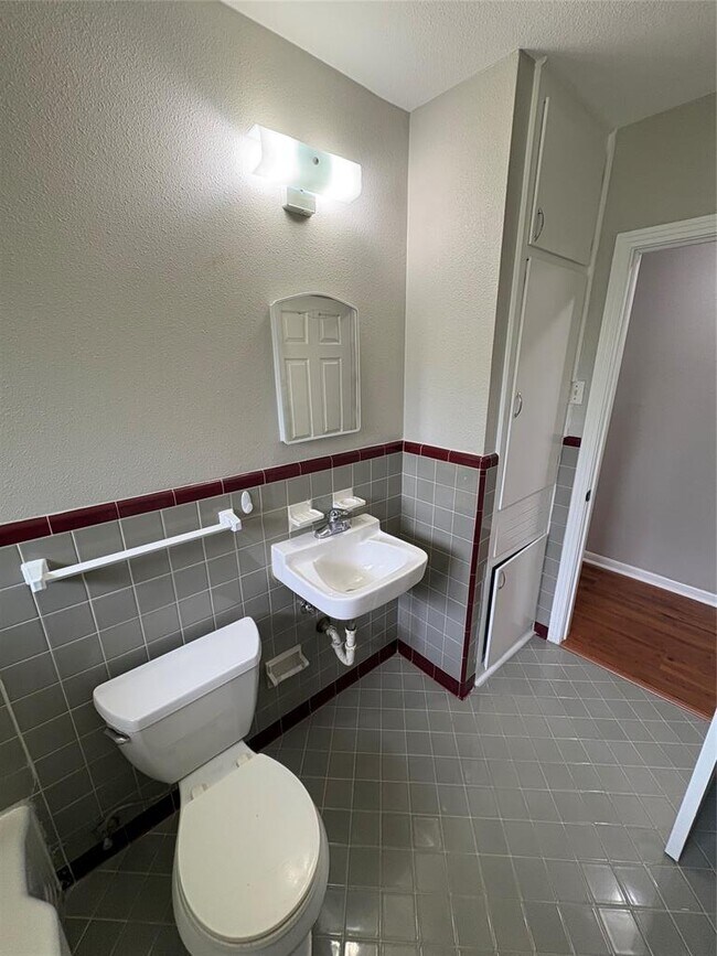 Building Photo - 1307 Corona Dr