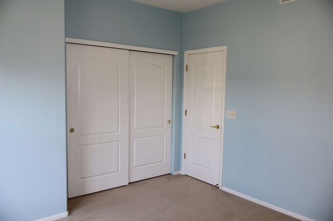 Building Photo - Spacious 2 Bed, 2.5 Bath Fort Collins Town...