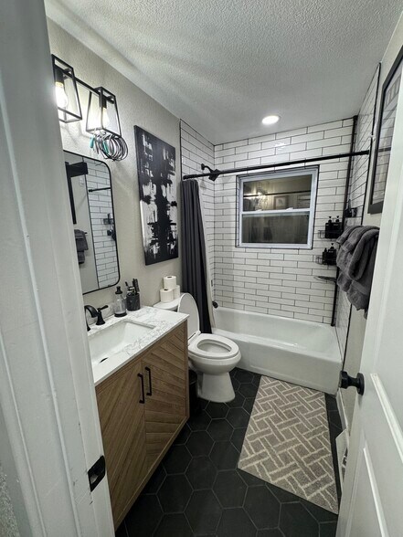 Building Photo - 7860 Linda Cir