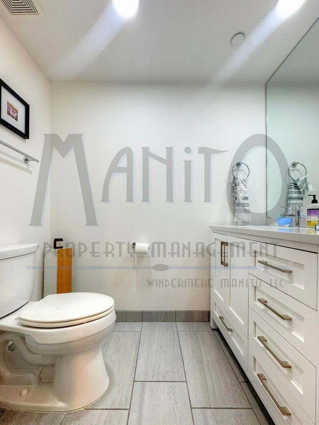 Building Photo - Stunning & Spacious Penthouse Condo