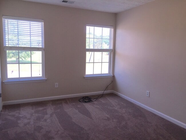 Building Photo - Ola schools 4 bedrooms 2.5 baths on large level lot