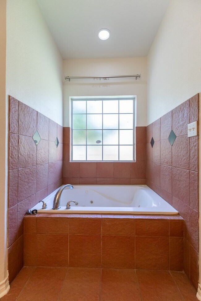 Building Photo - 3310 Silver Oaks Dr
