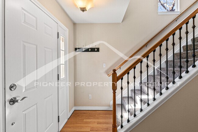 Building Photo - Spacious Townhouse with Fenced Patio and Washer/Dryer