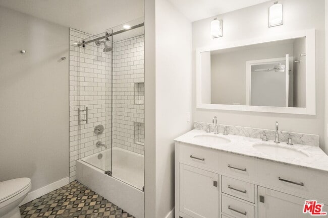 Building Photo - 2939 Oakhurst Ave