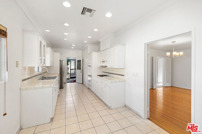 Building Photo - 312 S Maple Dr