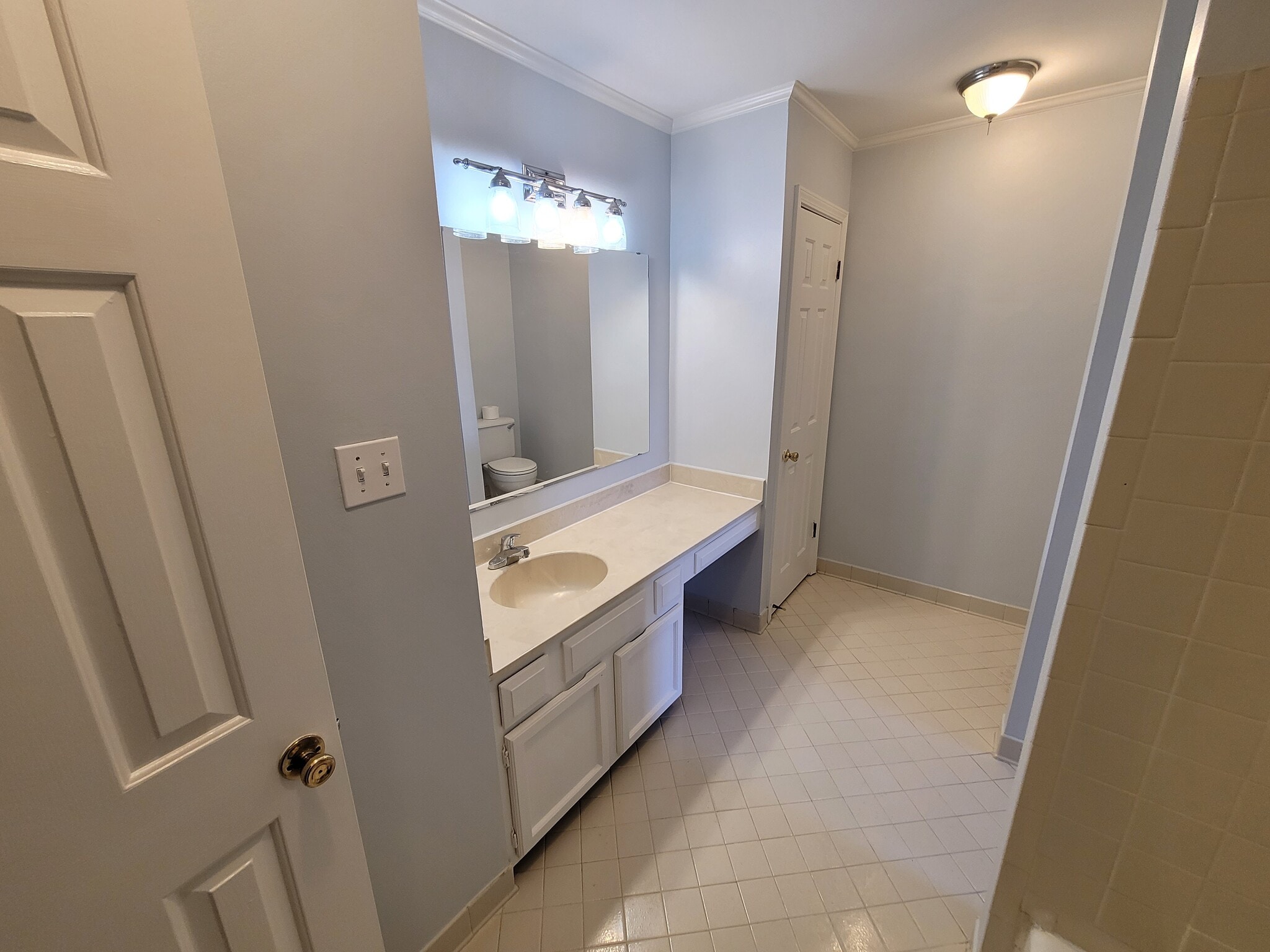 Upstairs bathroom - 2270 Tunis Cv