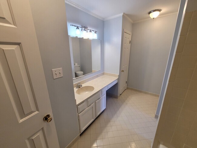 Upstairs bathroom - 2270 Tunis Cv