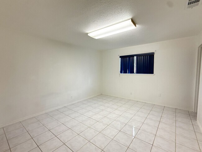 Building Photo - 201 Gumwood Ln