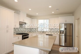 Building Photo - 3 Bedroom, 3.5 bathroom Three story Luxury...