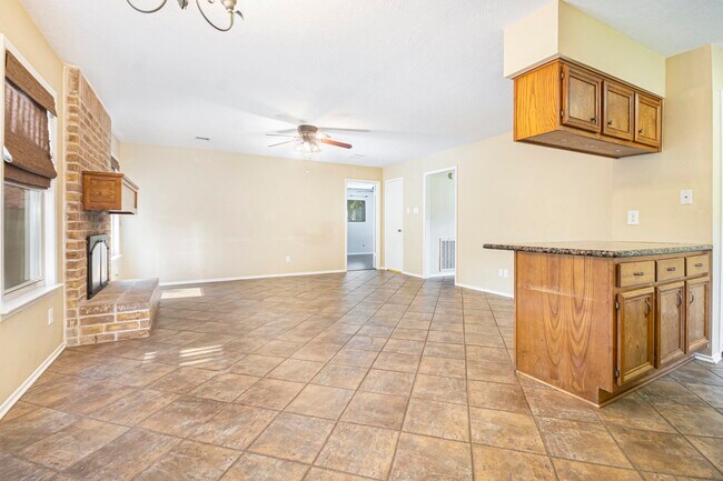Building Photo - 302 Lochnell Dr