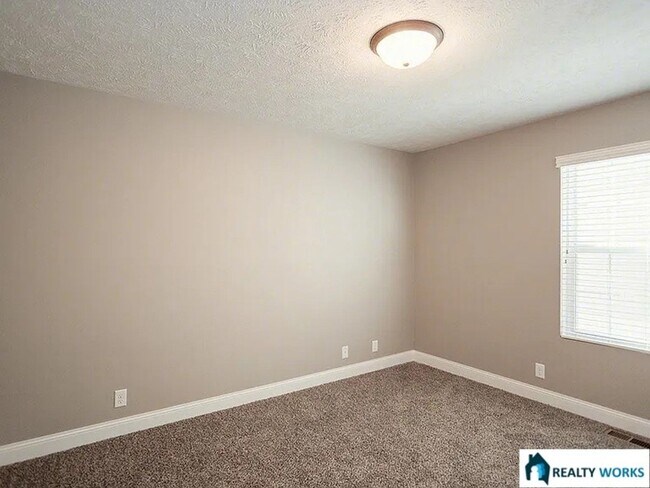 Building Photo - Spacious 4 Bed, 3 Bath Townhome with finished Basement