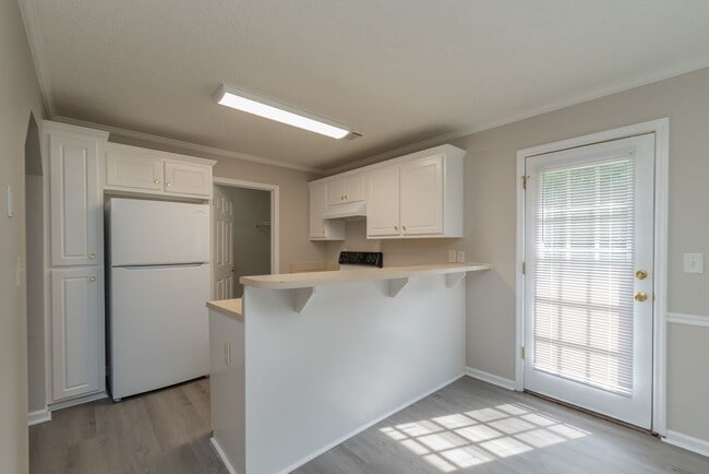 Building Photo - $1,395 - 3 bed/2 bath house for rent, fully renovated!