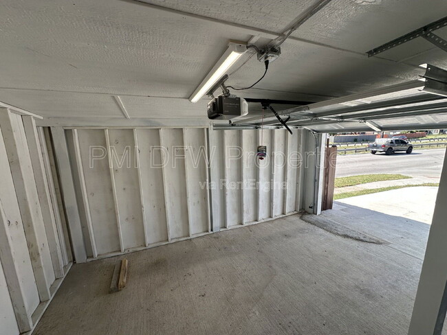 Building Photo - 3304 Mayhew Dr