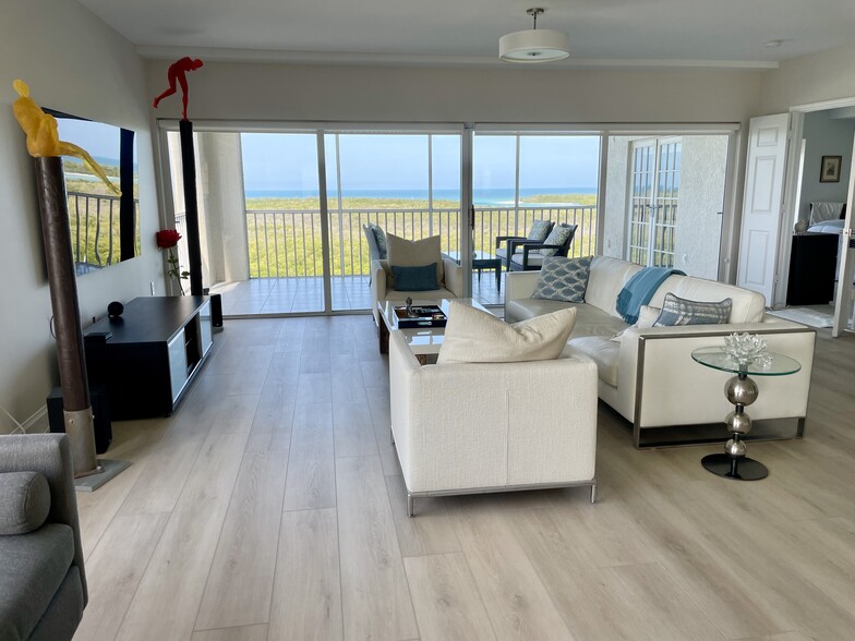 Living area - 13105 Vanderbilt Dr