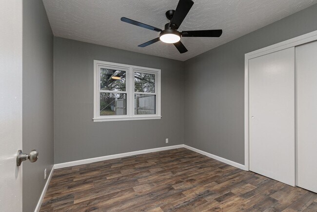 Building Photo - SOUTH SPRINGFIELD HOME (Kickapoo and Cherokee Schools) -- 3 Bed | 1.5 Bath | 2 Car Garage -- LARG...