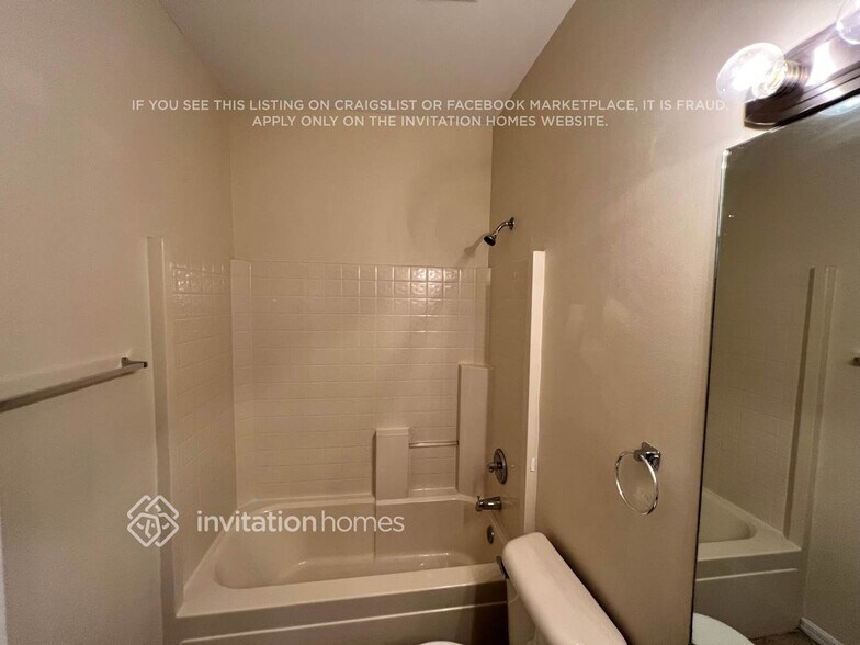 Building Photo - 102 NW Carmelite St