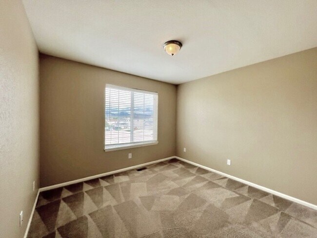 Building Photo - FABULOUS 4 BEDROOM HOME IN EASTVIEW ESTATES!!