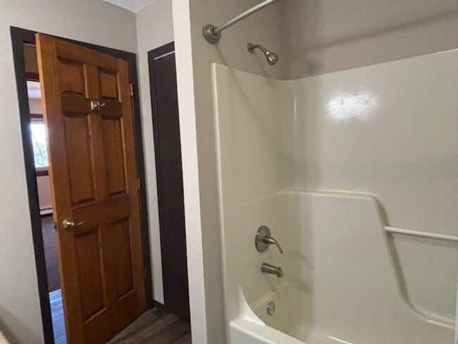 Building Photo - Awesome 2 BR/1.5 BA Townhome in St. Paul!