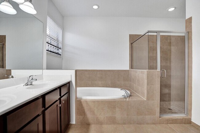 Building Photo - Gorgeous Townhome in Parkland