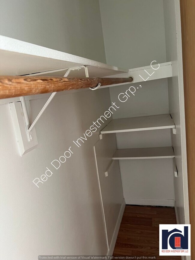 Building Photo - Downstairs 1/1 - Small Quiet Apartment Com...