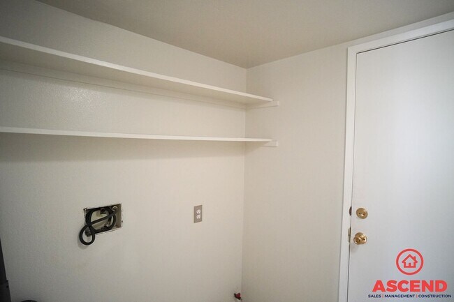 Building Photo - Charming 3 Bed 2.5 Bath Home Located Off of White Lane and Gosford!