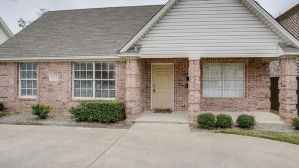 Primary Photo - 3229 S University Dr