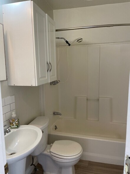 Building Photo - 243 W Elm Ave