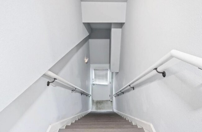 Building Photo - 117 Emma St