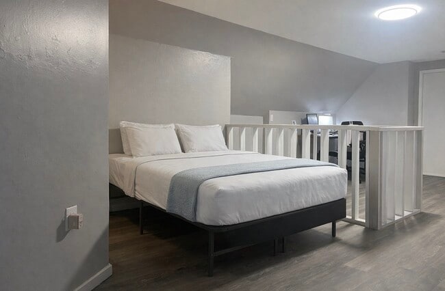 Building Photo - 128 Hawley St