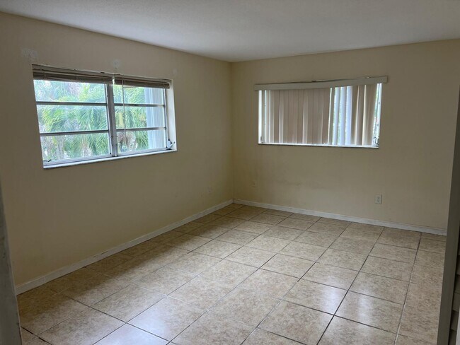 Building Photo - 15225 NE 6th Ave