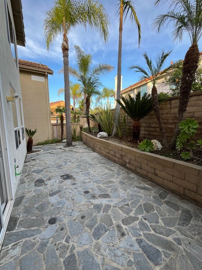 Building Photo - LOVELY 2 STORY DETACHED HOME WITH LARGE LOFT, DIRECT ACCESS 2 CAR GARAGE