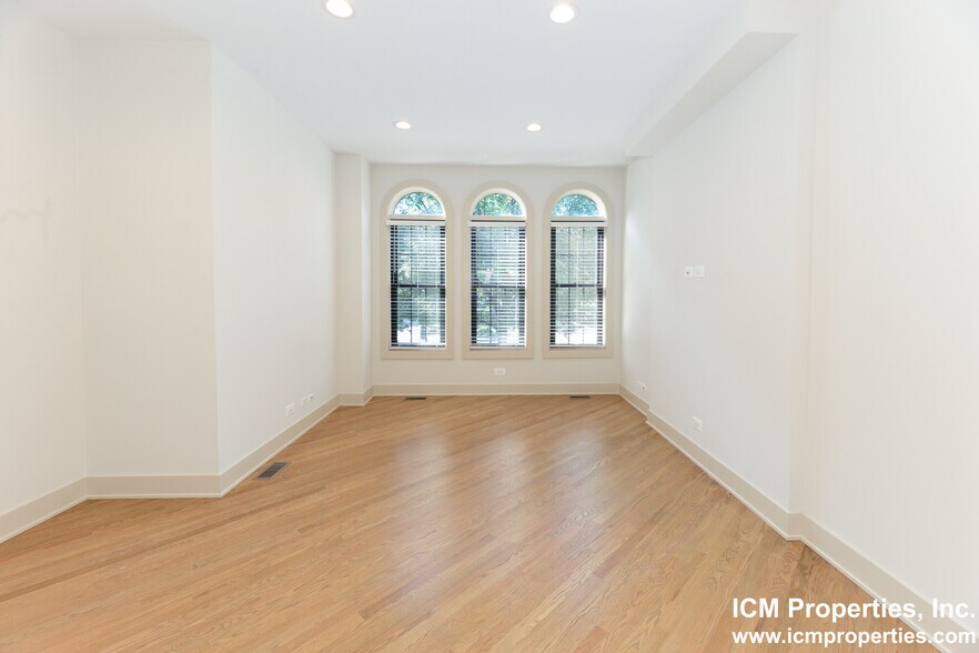 Building Photo - 1322 W Diversey Pky