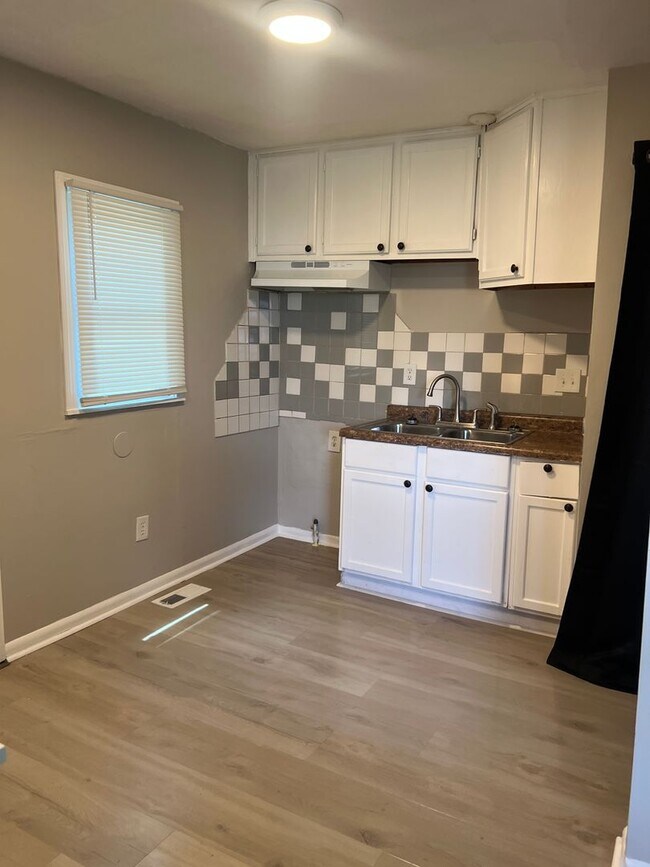 Building Photo - A beautiful newly renovated 3 Bed, 1 full ...