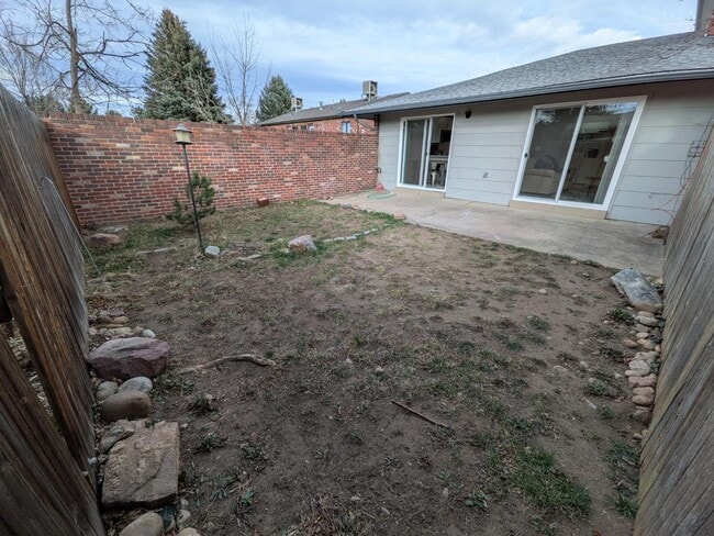 Building Photo - 425 Manhattan Dr