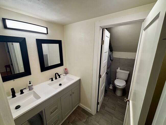 Building Photo - 202 E 7th St