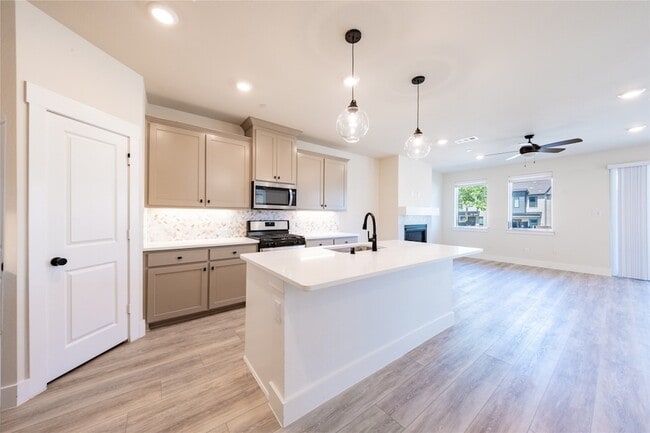 Building Photo - 813 Emerling Dr