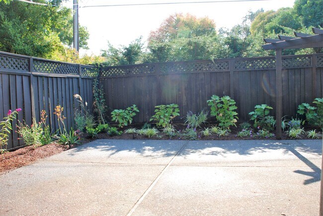 Building Photo - 52 Tamalpais Ave
