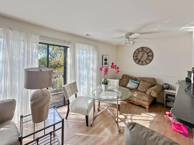 Building Photo - 209 W Ct of Shorewood