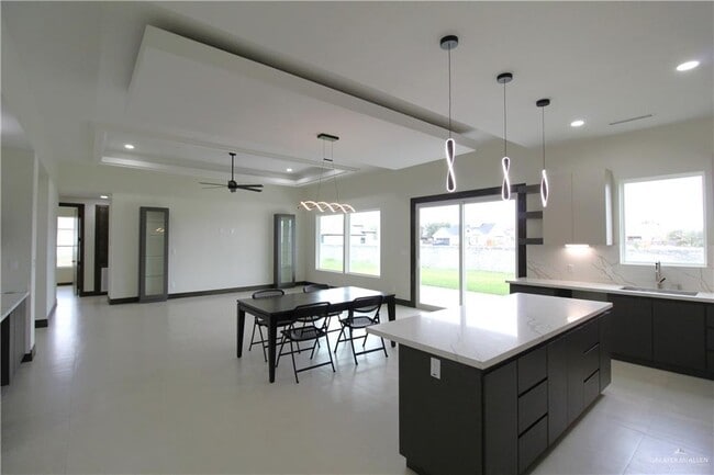 Building Photo - 1611 Oak Alley Dr