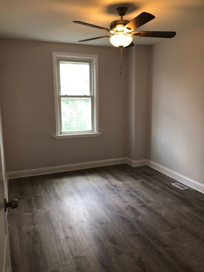 Building Photo - Beautiful and ready to move in 3 Bedroom, 1 Full Bath home just minutes from downtown!