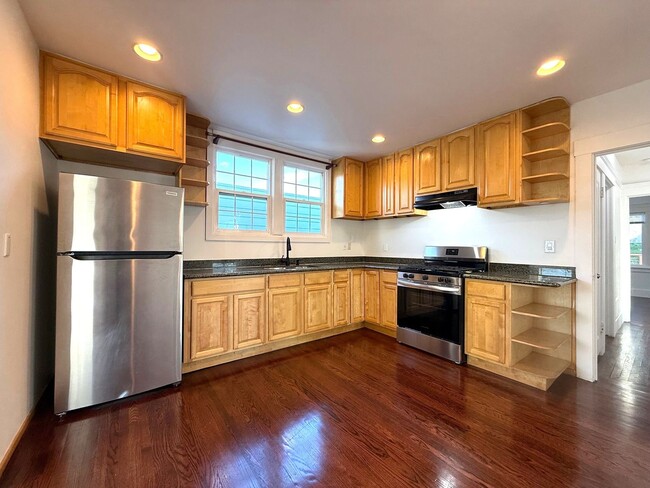 Building Photo - Spacious Home on a Quiet Cul-de-sac Near Little Hollywood