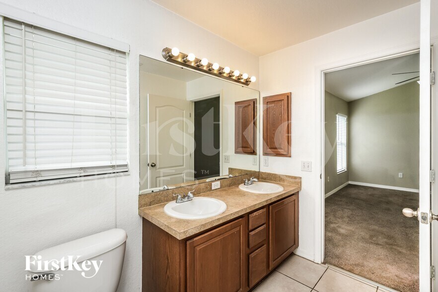 Building Photo - 5455 Oro Valley Rd