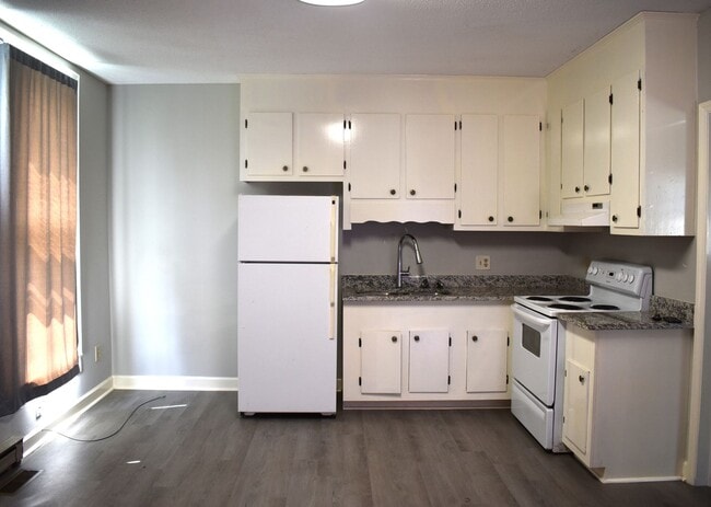 Building Photo - Newly Renovated 1 Bed/1 Bath Quadplex in C...