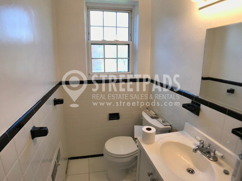 Building Photo - 1139 Beacon St